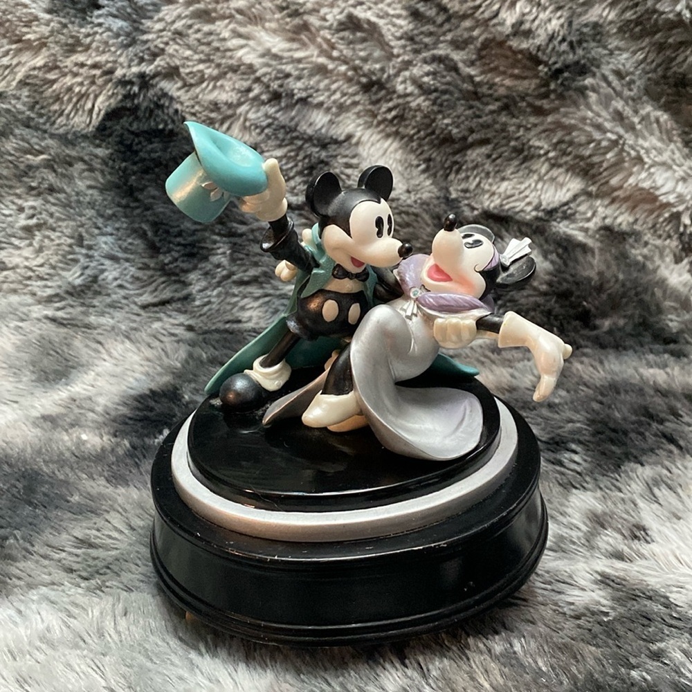 Mickey Minnie We're Steppin' Out!
Music Box Disney